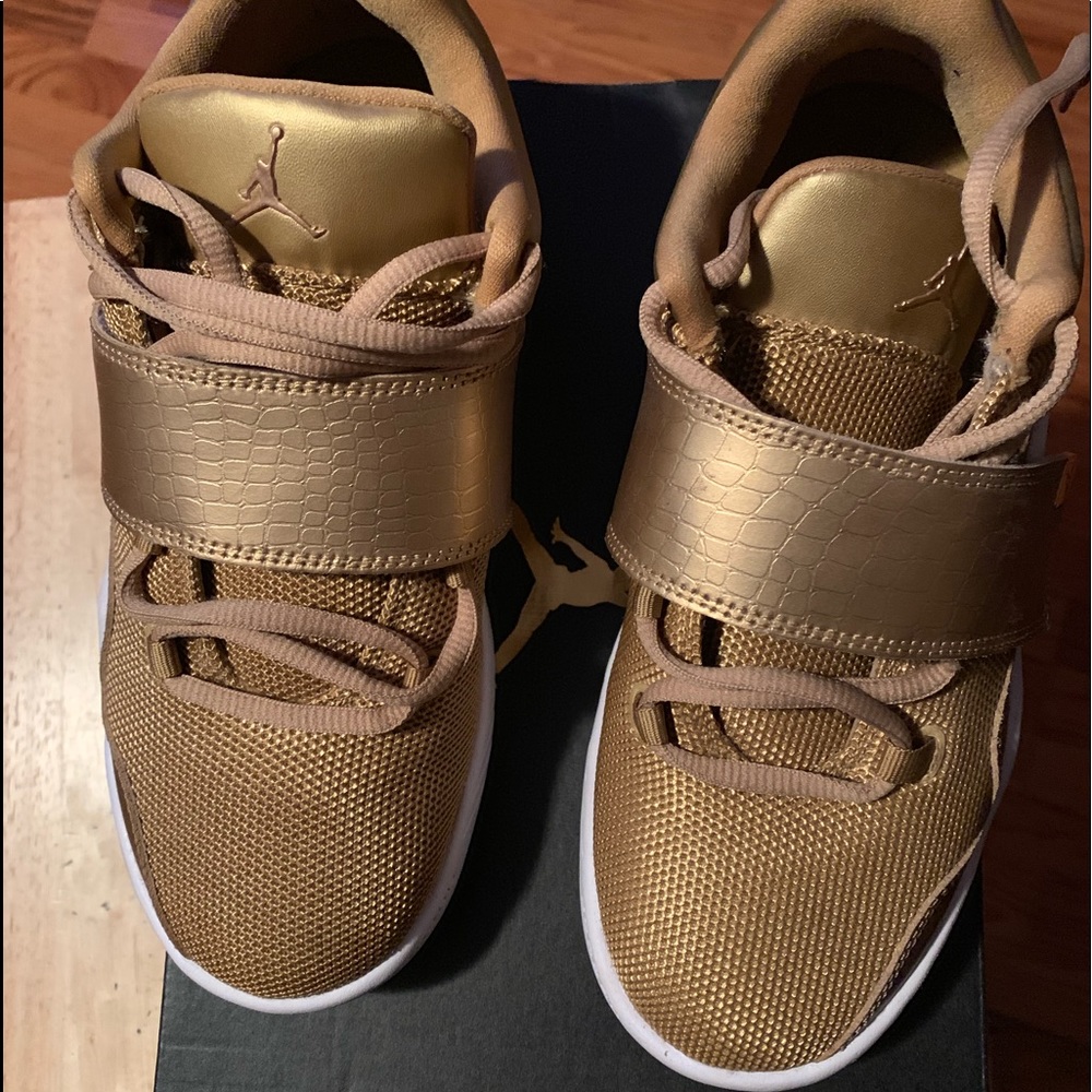 Jordan J23 Sneakers (metallic gold)